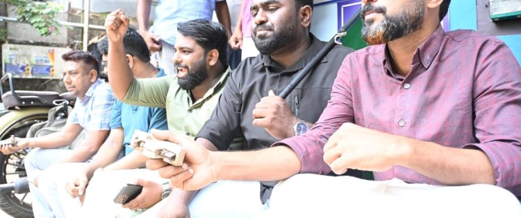 പവര്‍ കട്ട്; മലപ്പുറത്ത് മുസ്‌ലിം യൂത്ത് ലീഗിന്റെ പ്രതിഷേധം;കെഎസ്ഇബി ഓഫീസിന്റെ ഫ്യൂസ് ഊരി